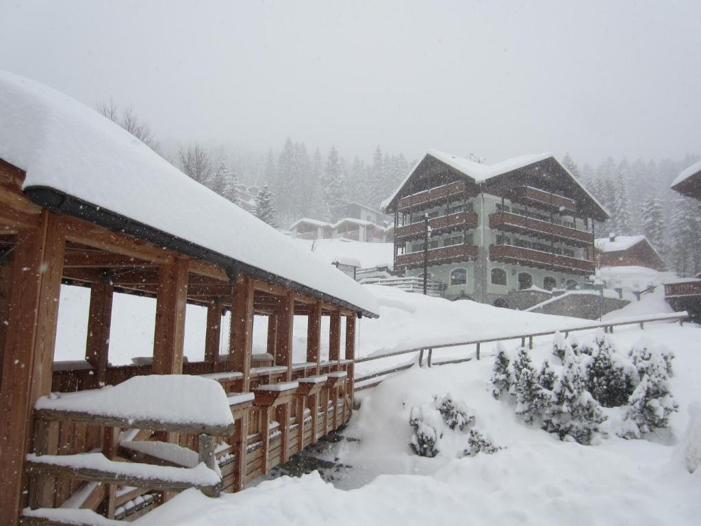 Rta Torre Del Brenta Aparthotel มาดอนนาดีกัมปิโญ ภายนอก รูปภาพ
